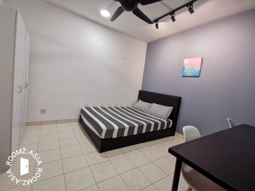 Exclusive Fully Furnished Medium Room with queen bed @ Palm Spring, Kota Damansara