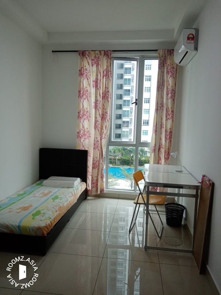 Middle room for rent at prefer 👩female