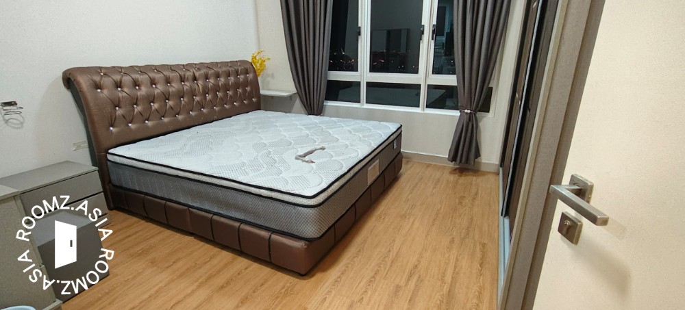 Middle room for rent at prefer 👩female