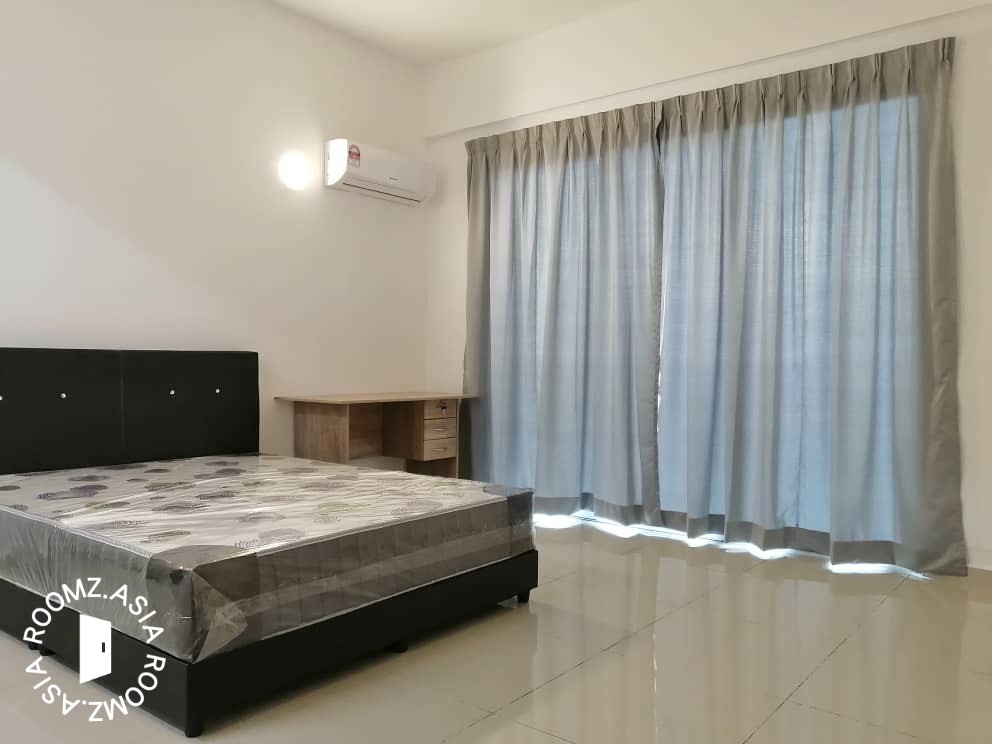 ✅Middle room at ✅EXO Residences with balcony, Icon City, Near ✅Prai Industrial.