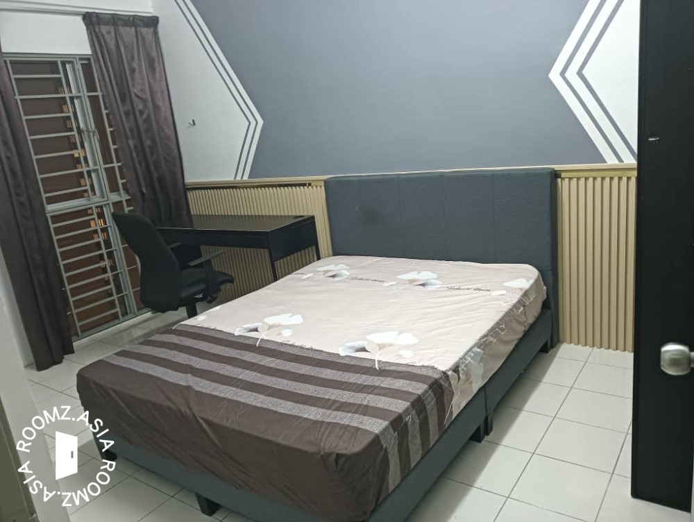 Middle room for rent at Residensi Laguna
