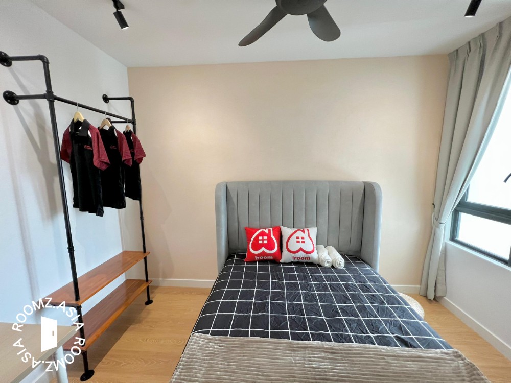 Mediu room at Edumetro USJ. Near Subang Jaya, Shah Alam, Puchong, PJ. Fully furnished with aircond. Above Segi College. Free wifi. Near Mydin USJ 1/Taylor Uni/Sunway Uni/Monarch College