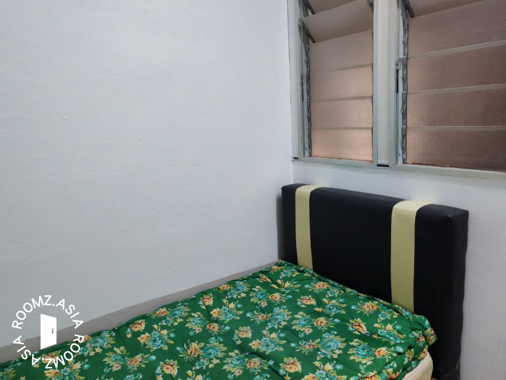 Middle room for rent at