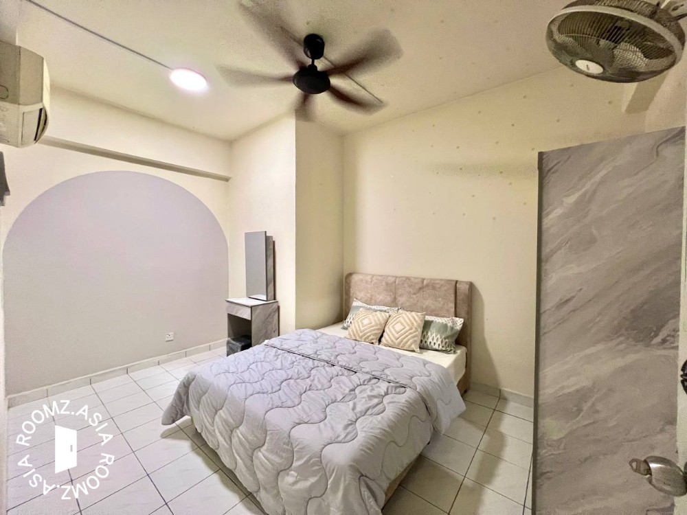 10Mins walk to LRT Sri Petaling!!! Fully furnished Master Middle room for rent at ENDAH RIA CONDO near Mall Restaurant Hospital APU IMU prefer 👩female