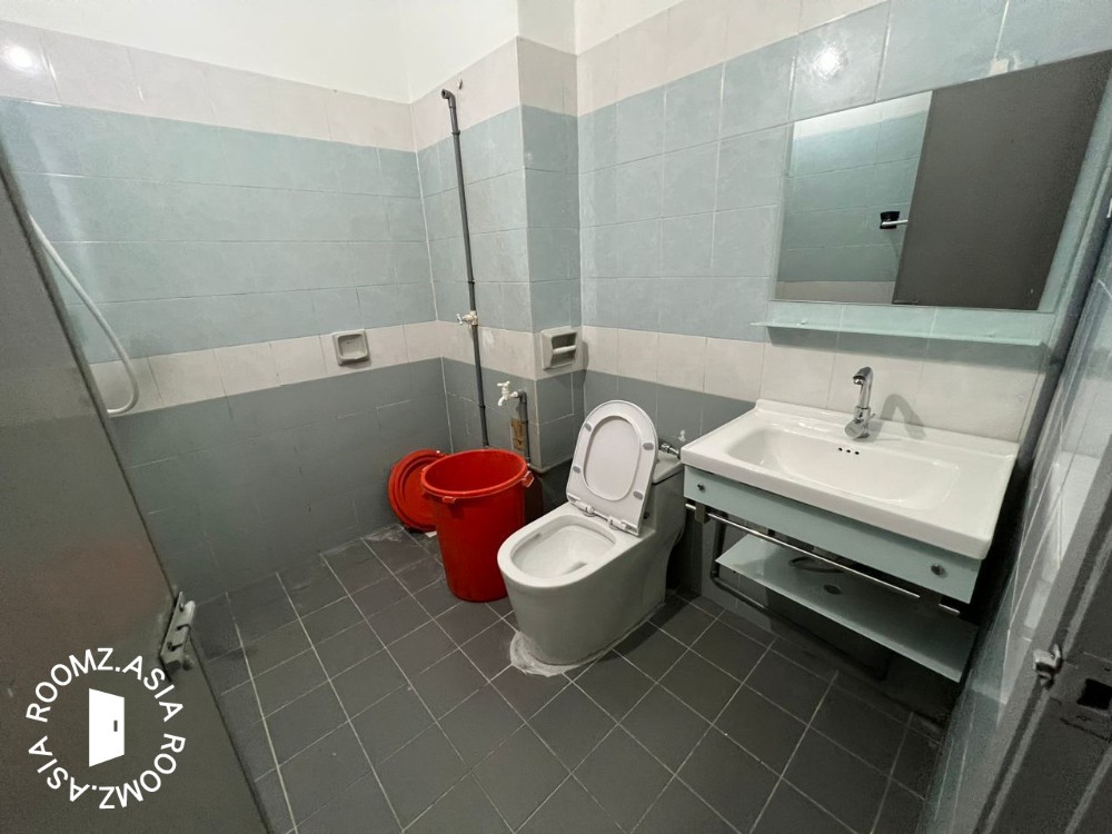 5 min walk to AWAN BESAR Station near by OKR & Kinrara Area room for rent