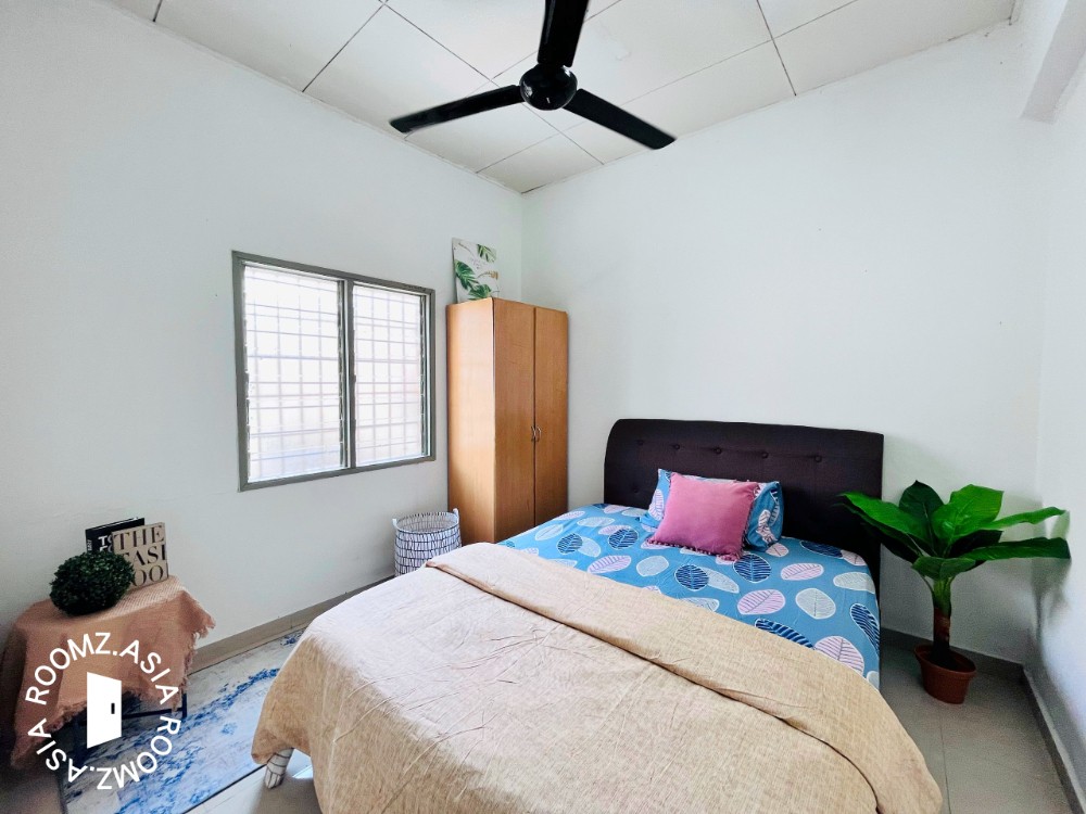 Middle room for rent at