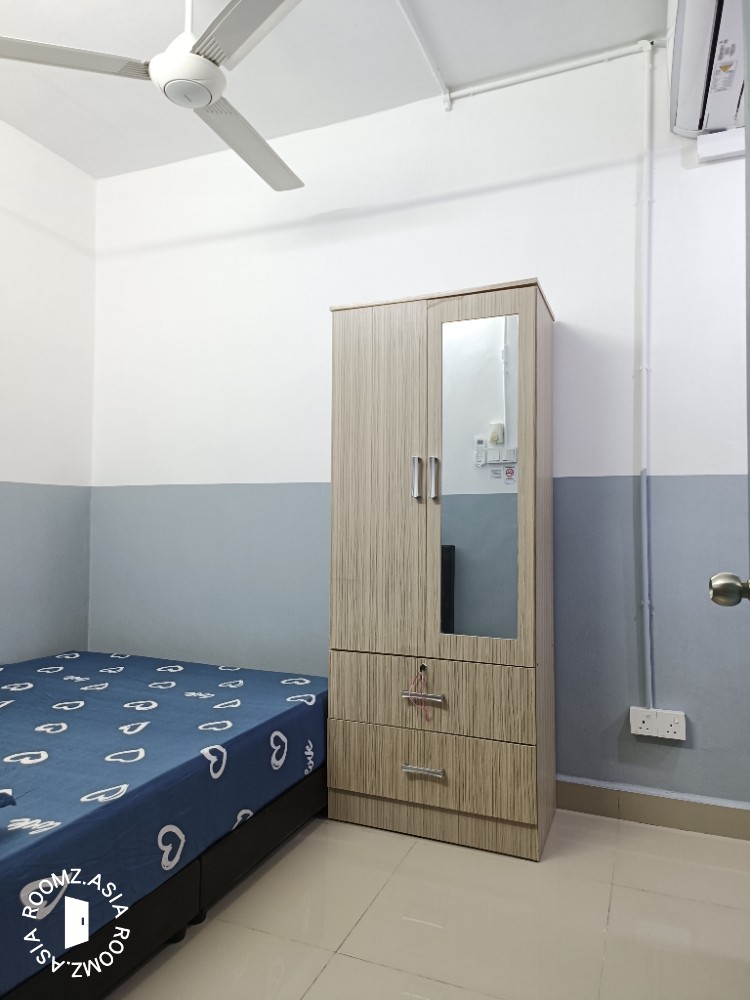 PJS 11/12 - Newly Renovated Master Bedroom with Private Bathroom & Daily Cleaner