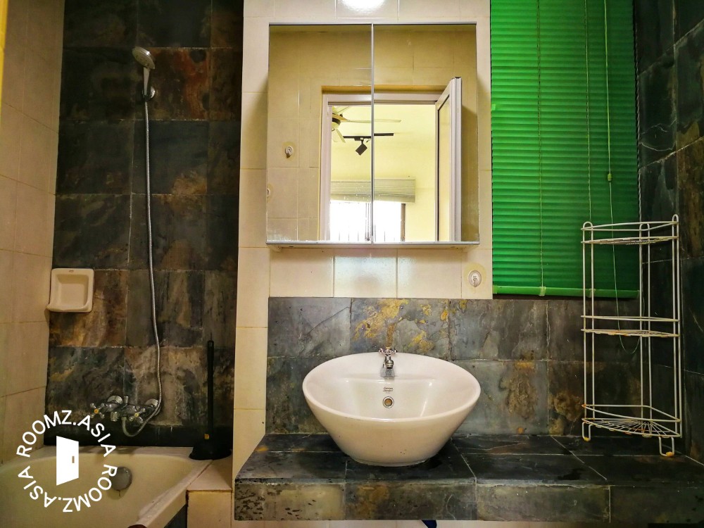 Single room for rent at with private 🛁bathroom