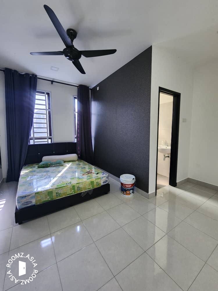 Studio room for rent at Bandar Utama with private 🛁bathroom prefer 👩female