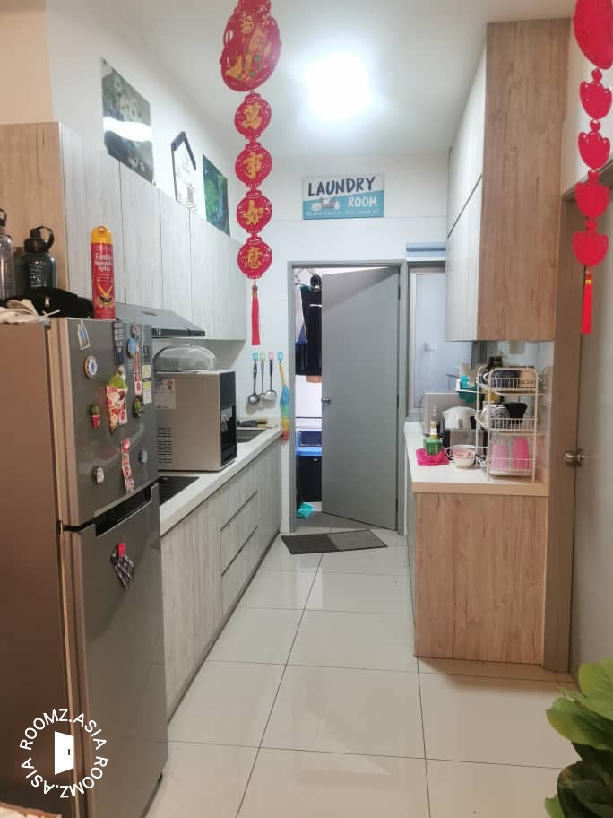 Middle room for rent at THE EDGE RESIDENCES