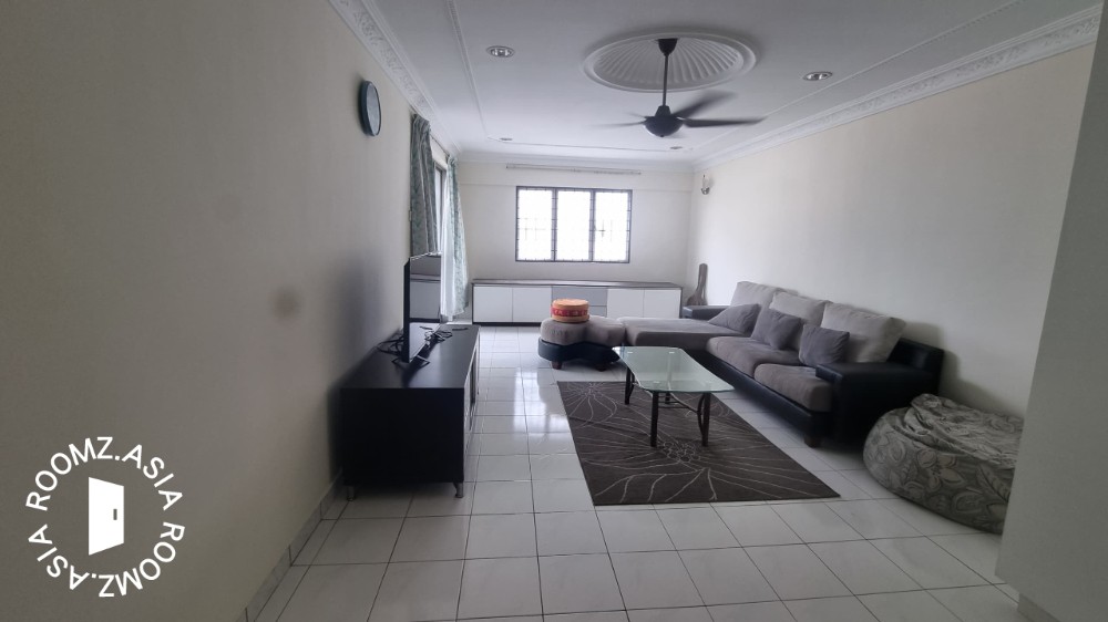 Middle room for rent at prefer 👩female @near ara damansara LRT ONLY RM700
