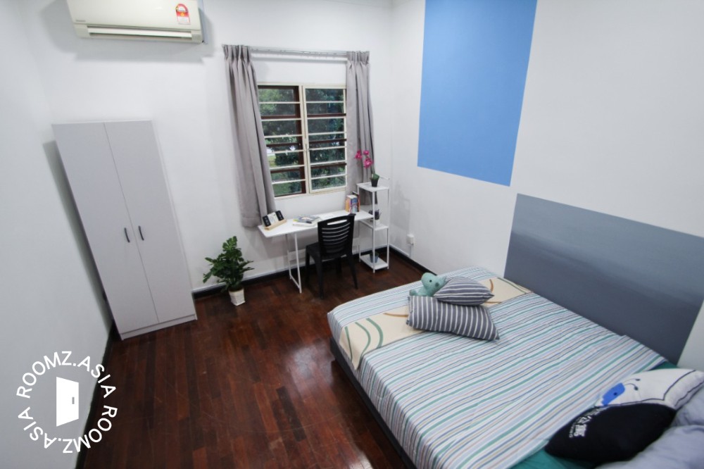 Middle room with window and aircon include water and wifi for rent at Putra Height