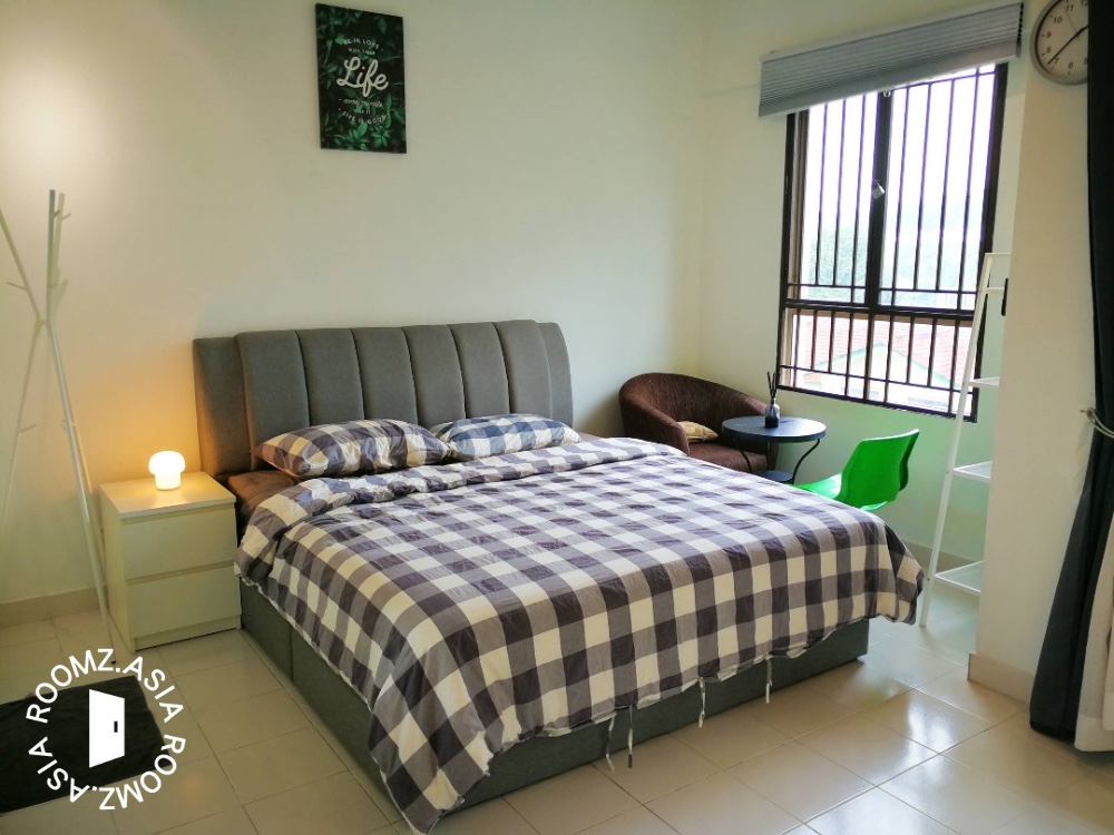 Middle room for rent at with private 🛁bathroom