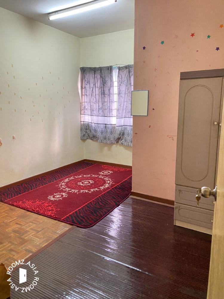 Single room for rent at Jalan Putra Permai 8E, Taman Equine ( behind jusco)