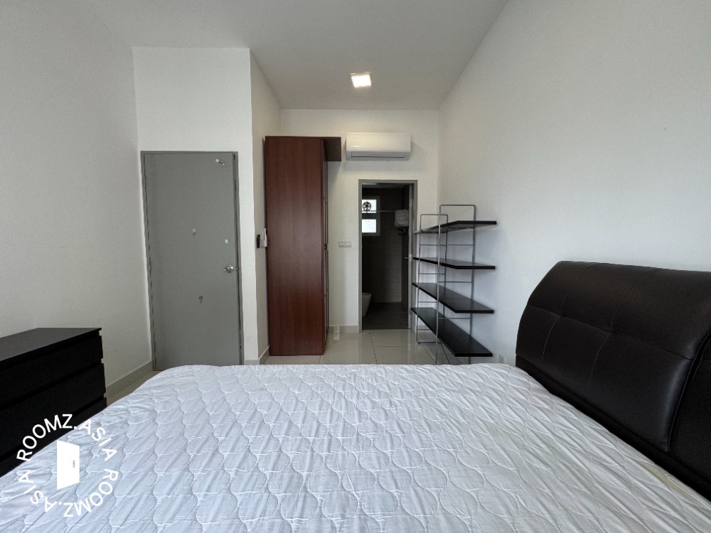 Master Room📍The Hamilton📍 - Walking to LRT - Free WIFI, Private Bathroom