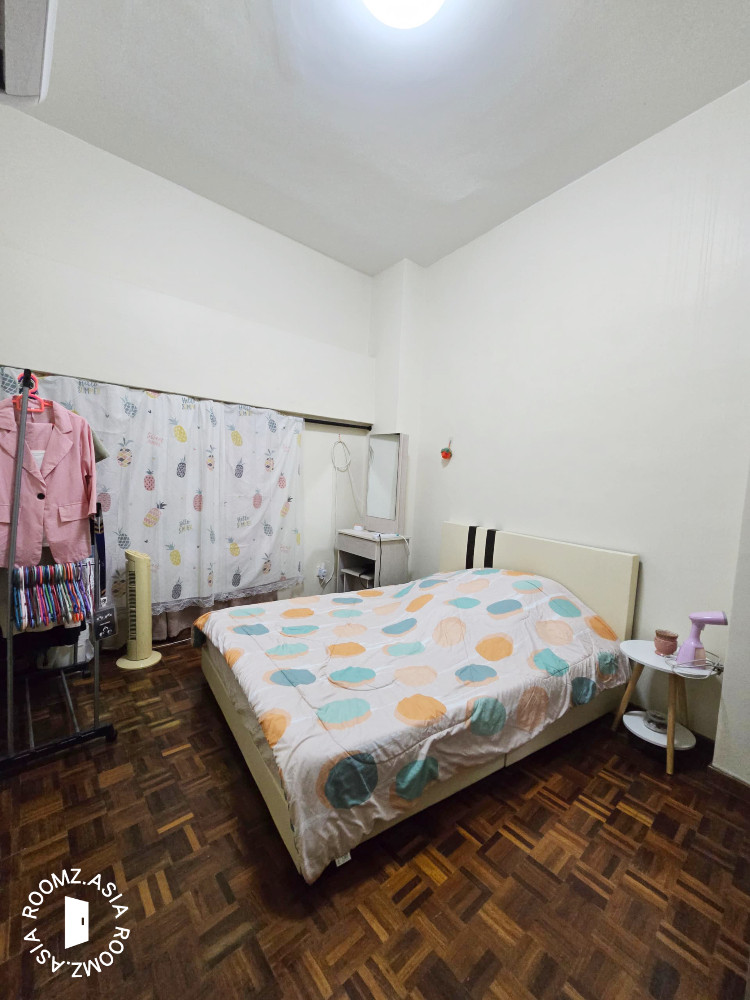 Middle room for rent at with private 🛁bathroom