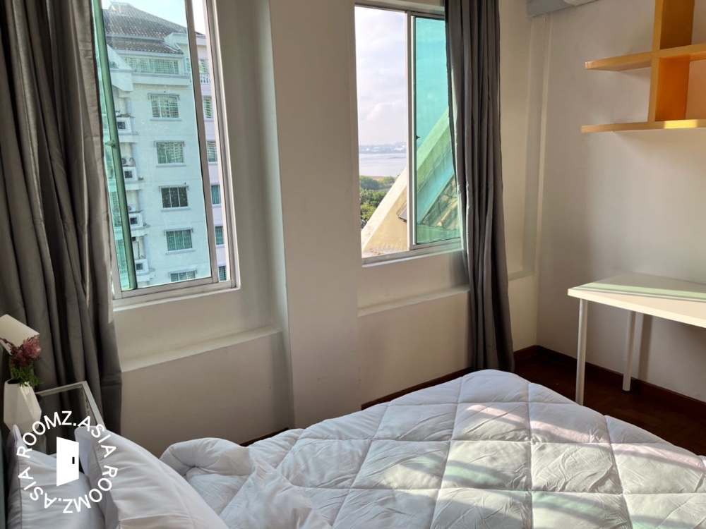 Middle room 👩female Nong Chik /Thistle Hotel /Danga bay/ strait view/CIQ