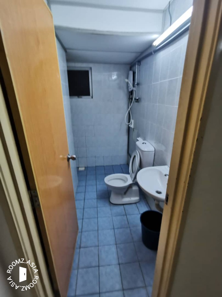 Middle room for rent at Wangsa Metroview Condo